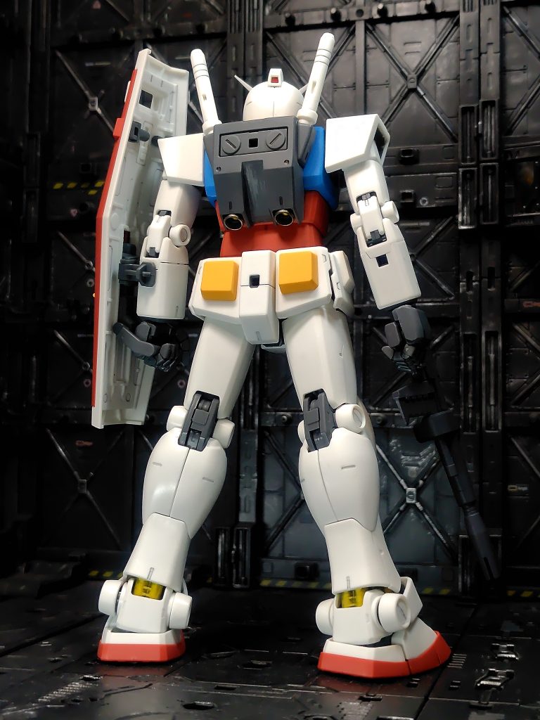 後ろ。スラスターはガンメタルとゴールド。足首のシリンダーも。