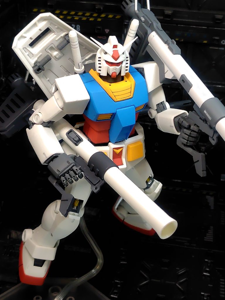 改めてアニメを見返すと、ガンダムドムもバズーカを肩に担ぐことは少なくて、こうやって脇に挟むことが多いですね。