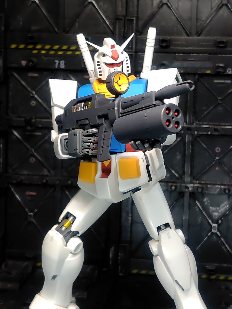 スーパーナパームのキットは珍しいですね。弾頭部はレッドでマーカー塗装。スパロボAの武器で強かった印象が強いです。ガンキャノンとガンタンクの残骸を焼き尽くせる威力なわけですから納得ではある(gundam-kao2)