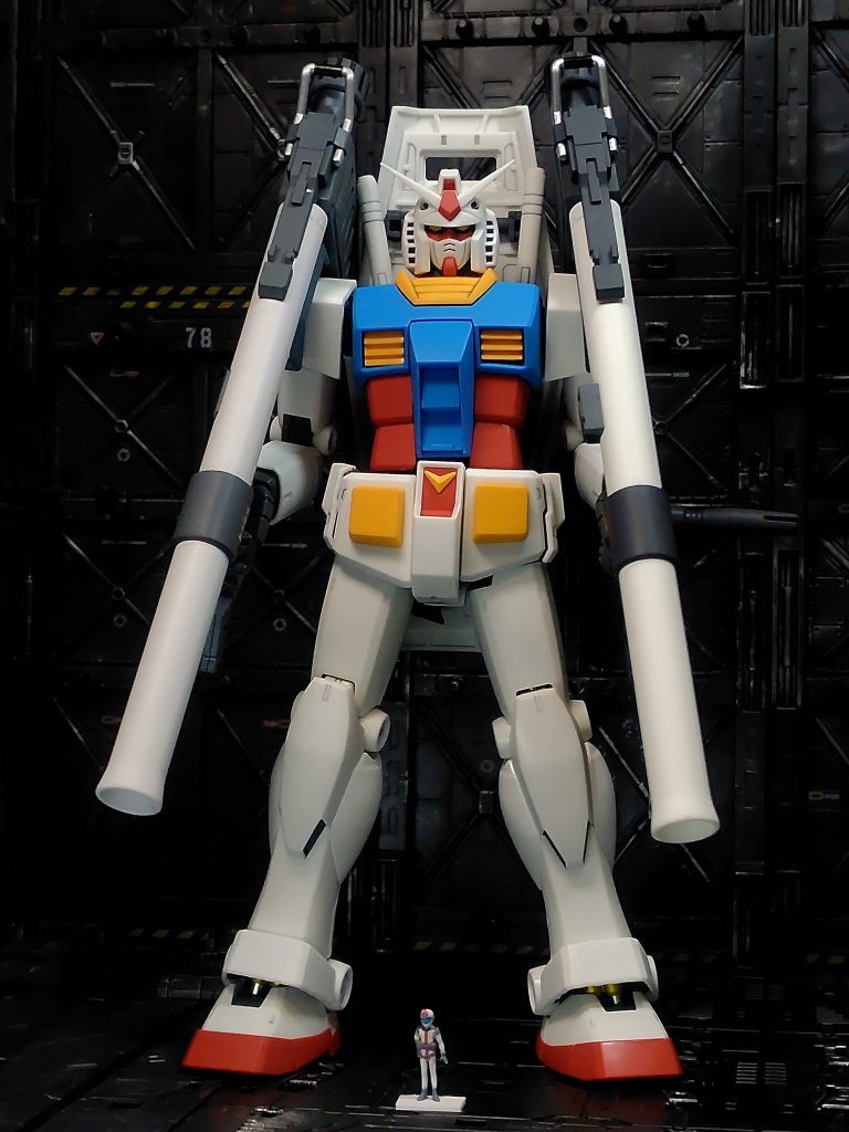 ほぼ成形色なんですが、胸のブルーだけスカイブルーでスプレー塗装。各武器もファントムグレーで同じくスプレー塗装。付属フィギュアもマーカーで塗ってます。ちなみにですがガンダムをおっちゃんとかオジキとか呼ぶ風潮が好きじゃないです(gundam-kao5)ガンダムはガンダムです。