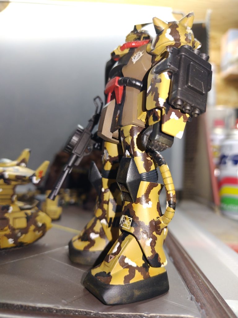 デザートザクは迷彩塗装しただけでノーマルです。