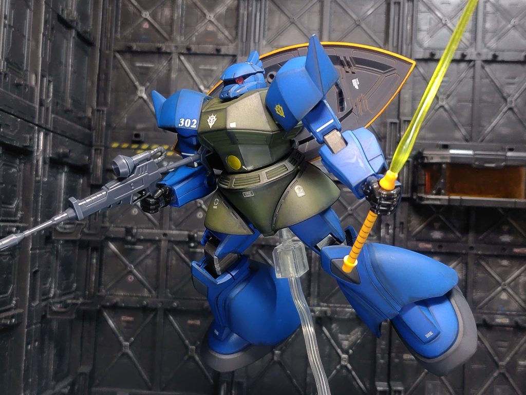 劇場版冒頭に登場する時の謎のサーベル装備バージョン。サーベル刃は借り物です。ノーマルライフルはパチ組みですいません(zaku-kao4)この機体はアニメとMG1.0は胸元が青、HGとMG2.0はグリーン、大河原先生の設定画は胸元が見えない(gundam-kao5)武器もアニメとキットで違うしなんか設定がフワフワした機体です(gundam-kao2)