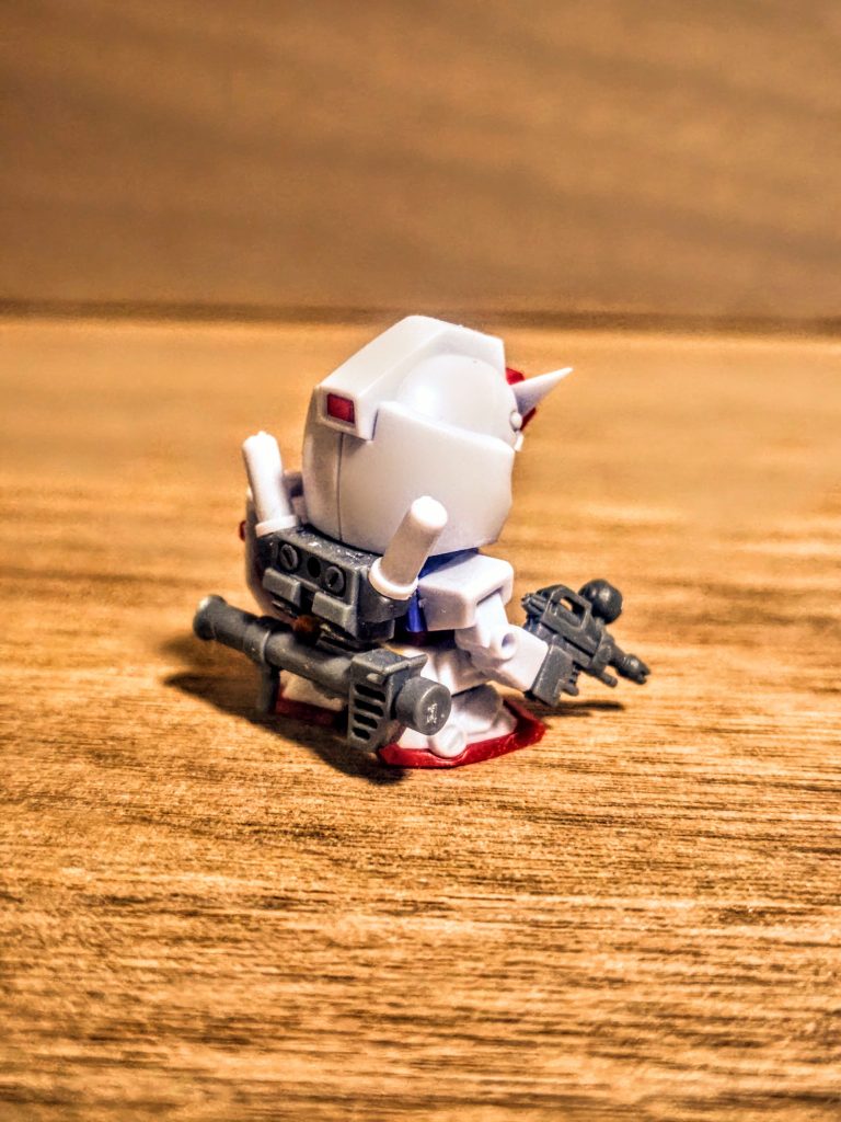 このサイズでビームサーベルが別パーツ。リアに背負わせたバズーカはオプションパーツセットでまた別に買わないとなんですが、やっぱりあるとこうして満足感がたまりません。そういえばカメラ類は私が後からメタリック系のシールを貼ってます。