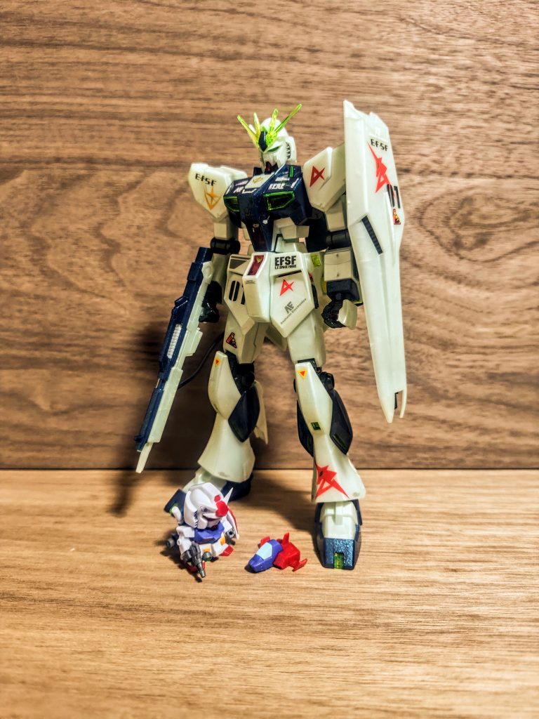 これですからね（笑）、いやまぁEGのνガンダムでサイズ比較もどうなんだっていう話なんですが。Gフレーム換算でも1/7くらいですかね。ち、ちいせー（笑）。お菓子も美味しかったし、これ、良いなって思ってたら売り切れてましたね。バンダイさんっ（笑）。