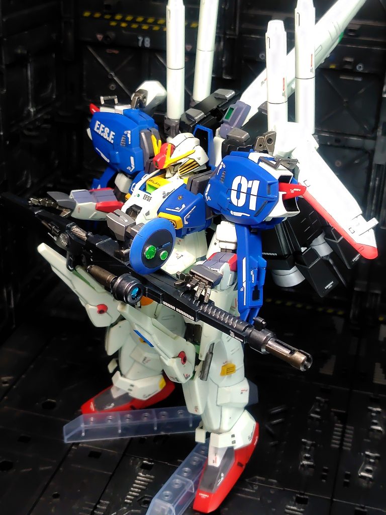 ポージングはほぼ不可能ですし、自立もできないのでスタンドに固定です(gundam-kao5)ピュアホワイト、MSブルー(Z系)、モンザレッド、ガンメタルでスプレー塗装。その他足りない色をマーカー塗装すごくたくさん。ハンドパーツはビルドハンズ角に交換。