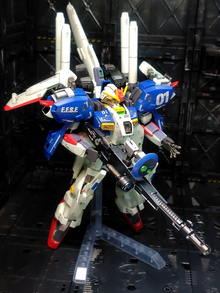 精一杯のポージングで箱絵風。このキットのビームスマートガンにはレドームはありません。やっぱりレドームがあってこそだと思うのでコトブキヤのウェポンユニット36を使って自作しました。スマートガンに3mm穴を空けて接続しています。