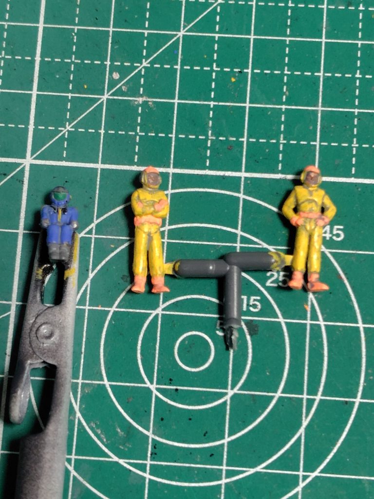 マーカーで塗分け。整備兵はプラ板で台座を付けて立てるようにしました。