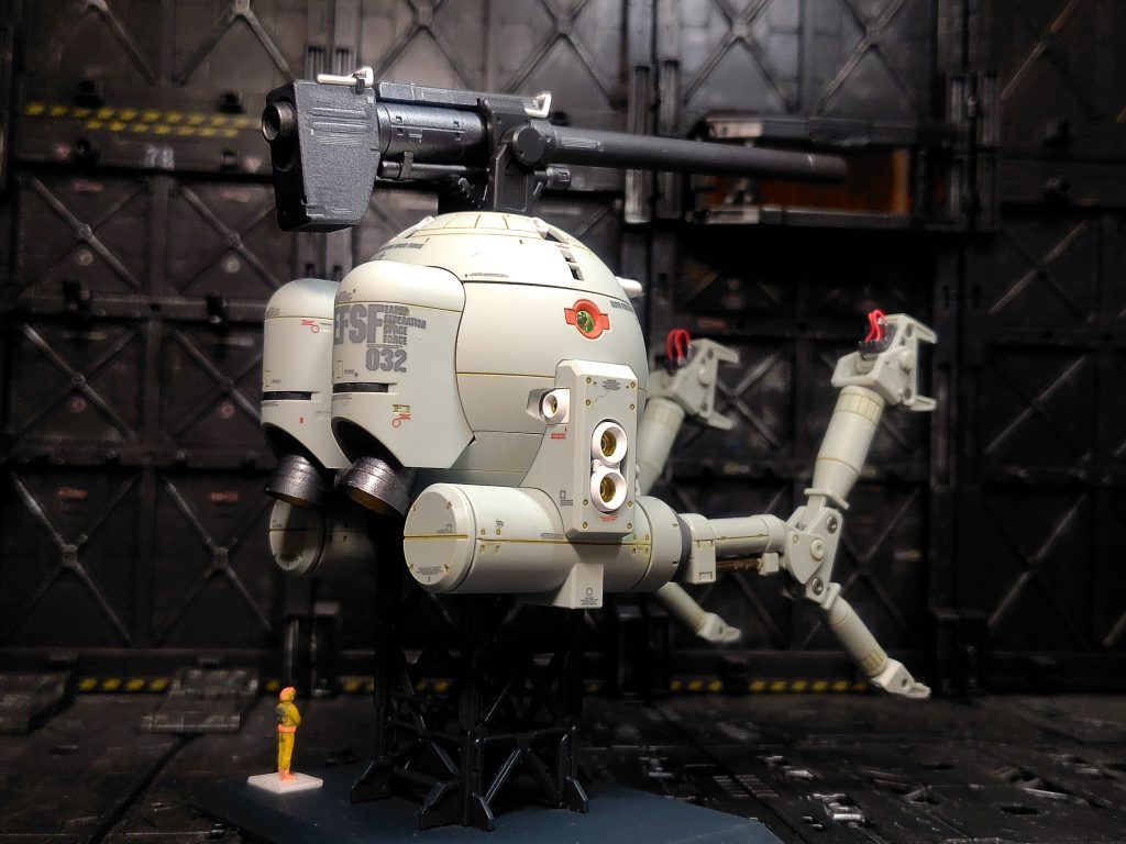 一番苦手なドライデカールが大量で小さい物も多く大変でした(gundam-kao9)マーキングシールも大量で余白が大きく厚手なのでいまいちです。なるべく余白はカットしましたが、手持ちの水転写デカールで代用した方がよかったかも。アーム部分には金属のシャフト、リード線、軟質パーツなど色々工夫があって面白いキットです。
