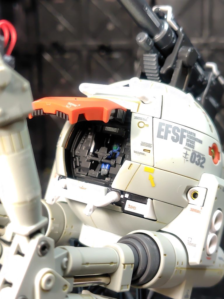 MSと違って操縦桿なども再現されてます。むしろMSのコクピットより広くて快適そうです(gundam-kao6)