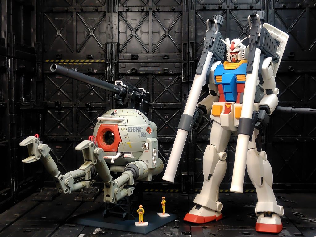 MGガンダムと並べるても結構デカい。これが大量に突撃してきたら結構怖いですよね。