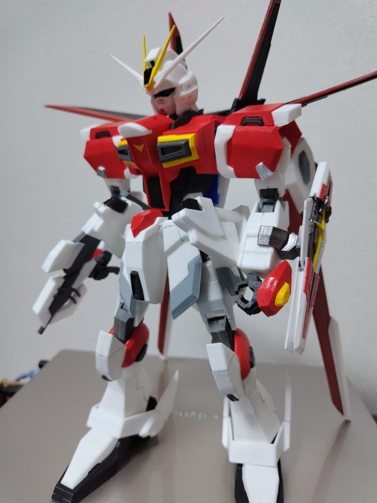 まずは全体図をビルドファイターズみたいに一見同じに見えてよく見ると変わってるぐらいのアレンジでデザインしてます
