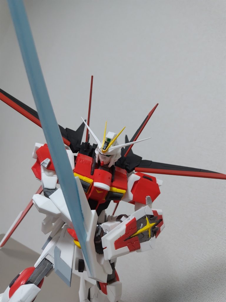 ビームソード展開！！両手持ちはギリギリできますビームエフェクトは以前作ったエルスクアンタのあまりのフィラメントで作製色が違うのは出力が調整されたということで