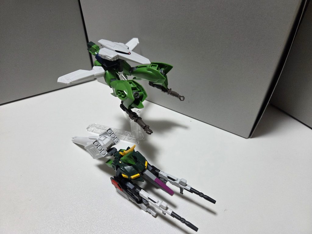 変形機構も健在です。変形したら、↓コマンダータンク、↑ビースデットモビルになります。
