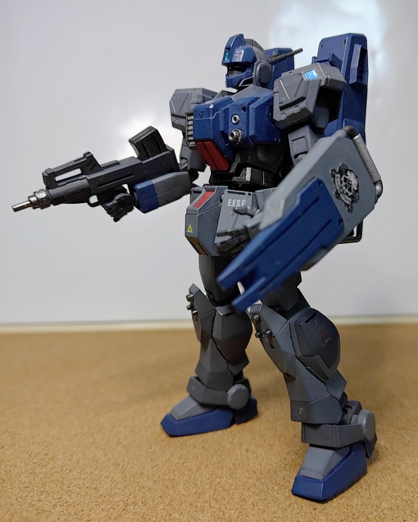 シールドには部隊マーク。キットは武装も豊富で、マシンガン、ビームライフル、バズーカ、ロングライフルと大サービス。ジオン軍兵器とは違ってシンプルなデザイン。キットは陸戦ガンダムやジムの系統で、作りやすくスタイリングも申し分ない出来です。