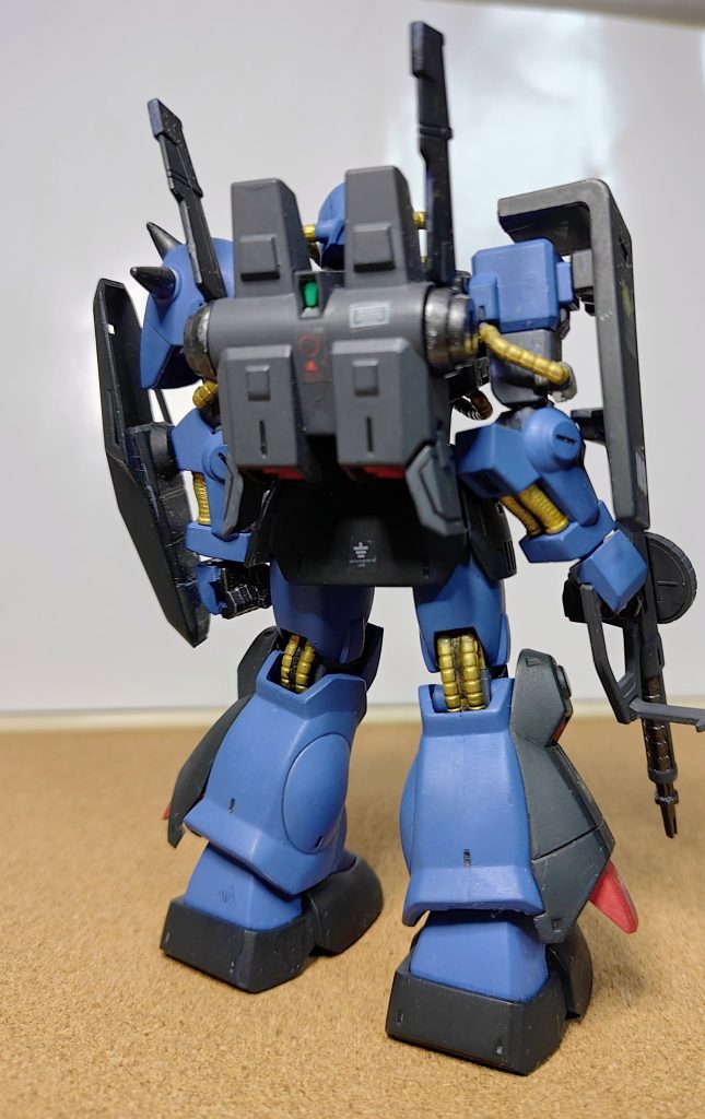 背部ランドセルもボディに比べかなりのボリューム。やたら増えたパイプ類も、キット化されると処理に困るポイントだったのでは？実際旧キットでは、パイプの為に可動域がかなり制限されてました。新型なのに伝導パイプが増えてどうした？と当時思いました。