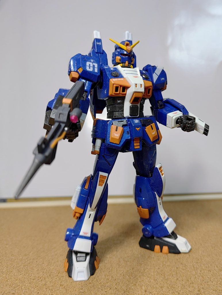 ノーマルガンダムと比べて、かなり複雑なデティール。蒼いカラーリングがそれまでのガンダムバリエーションとかなり異なる印象を与えています。キットは設定の複雑なラインを、見事に再現。数あるガンプラの中でも一二を争う名キットだと思いました。