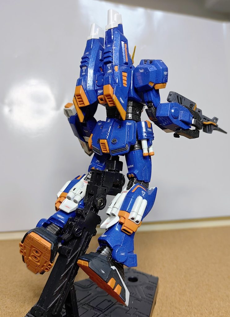 テスト用機体のみで、コスト高から量産されなかった？ガンダイバー。ジャブロー攻防戦などでの活躍を期待してしまいます。シャア専用ズゴックと対峙する姿を妄想しちゃうのは自分だけ？