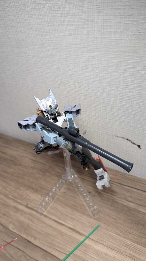 武装としてはRTY-004ガンダムフレーム用ビームサーベル「プレスブルサーベル」、スナイプセンサ内蔵ビームバズーカです