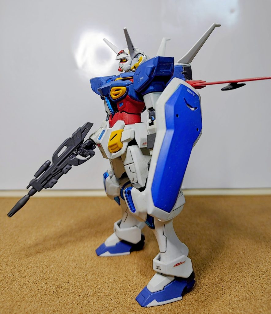 シンプルなシールド、兎の耳？みたいなアンテナ。どこかユーモラスな雰囲気を持つガンダムです。作品中でも唯一無二の機体として、最後まで戦い抜きました。キットは意外と合わせ目が目立つパーツ分割。気になる方は処理するしかないです。