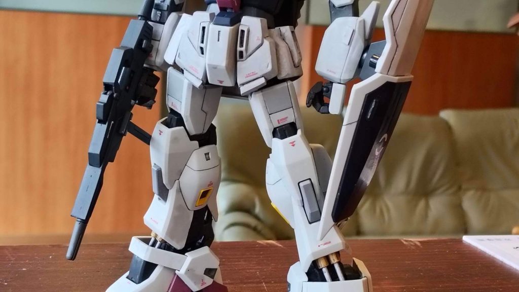 下半身がかなり大きいキットです。腰部アーマーは少し延長しています。カラーはおじさん世代はマーク２＝真っ白ではないと思っているので（異論は認めます）ギリギリ白、ライトグレーの手前まで落としています。&nbsp;&nbsp;