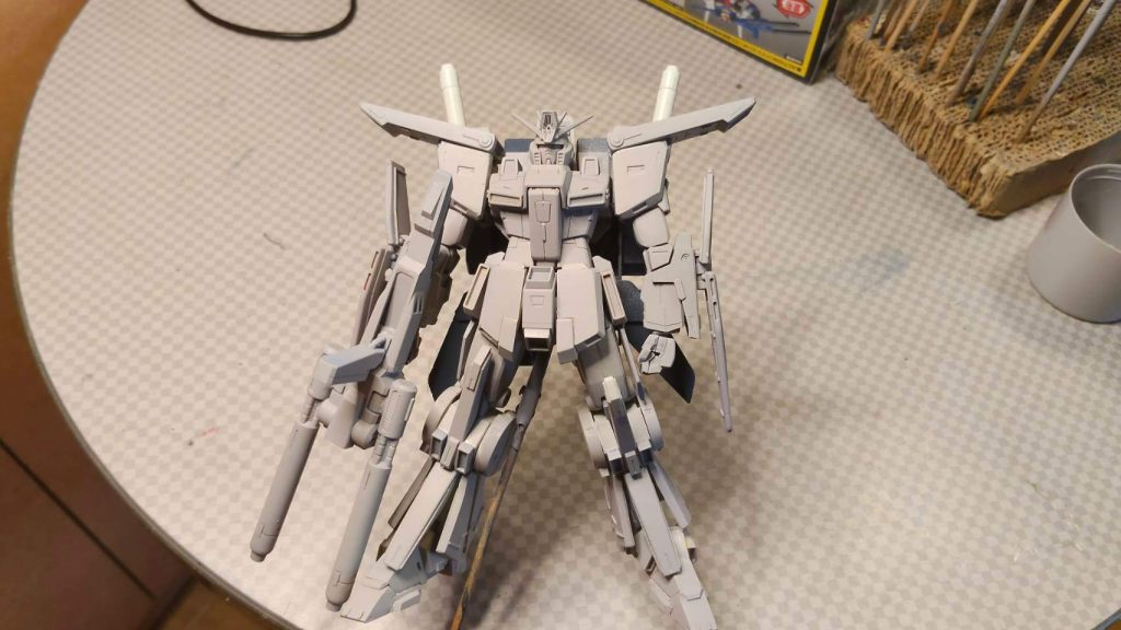 サフで様子見。もっとモリモリにディテール追加して良さそう。あ、画像無いんですが首は2mm短縮顔とアゴは1.5mmほど小さく上腕は1mm太くハイメガキャノンは上下左右に0.5mm延長ダブルビームライフルは本体と砲身が離れているのが気になったので短縮しています（合わせ目消し超苦労した）。あ　個人的な好みで金属パーツは使ってません。&nbsp;