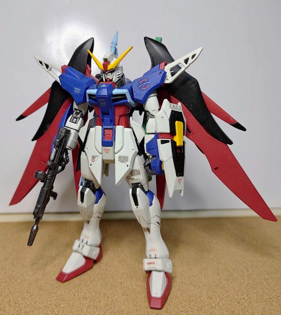 個人的に全てのガンダム中一番好きな機体です。ヒーローらしからぬ凶悪なフェイス。格闘戦〜長距離砲撃までこなせる多彩な装備。それを感じさせない機能美溢れるフォルム。何故この最強機体が、∞ジャスティスに負けるのか？　キラとアスランはファンが多いから？　主役と思ってたシン・アスカは実は噛ませ犬だった！　当時は、なんか納得出来ない結末でした。