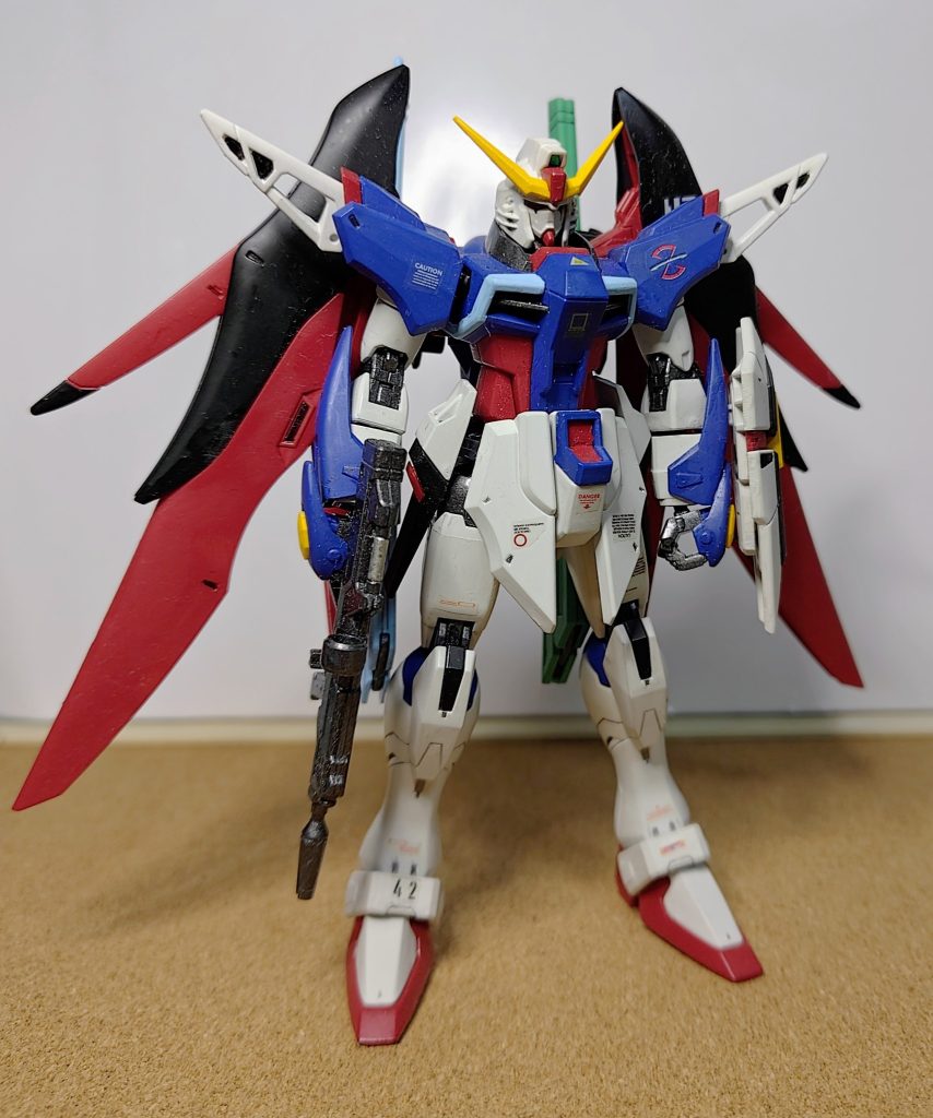 放送時に発売されたHGキットに比べ、かなりゴツい印象。下半身も大柄で、別機体の様にも感じさせますね。脚が長いので、劇中ポーズも決まると思いました。&nbsp;
