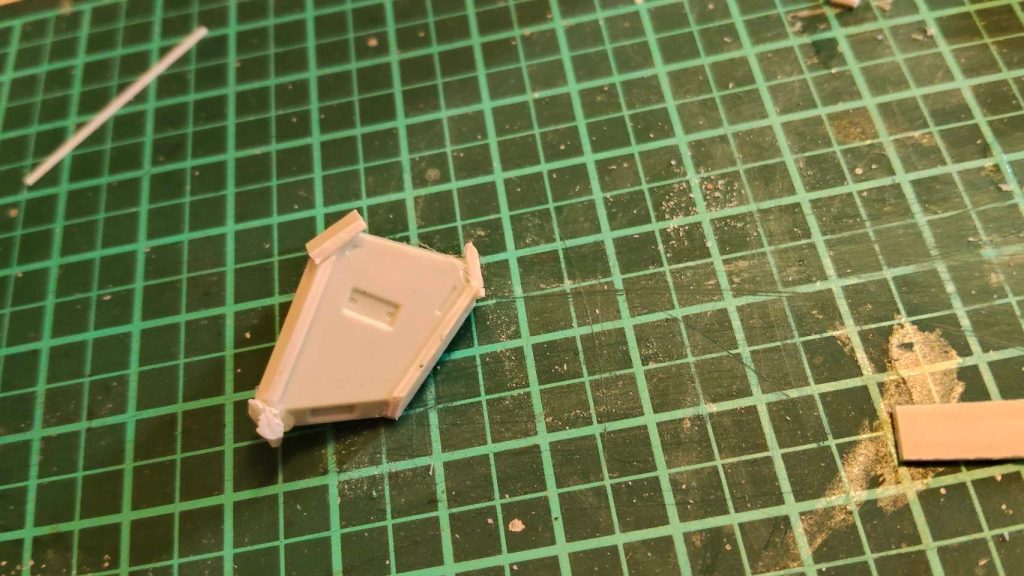 肩は左右が少し小さく感じたので延長しました。1mmプラバンが無くて0,5×2でやったのですが、こういう事をすると後で余計な仕事が増えます（泣）&nbsp;&nbsp;