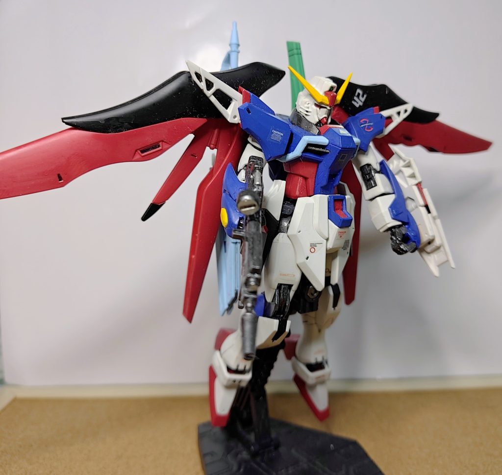 フリーダム以降の主役ガンダムは、皆空中戦に特化された機体だからか、倒立ポーズよりスタンドを利用した空中シーンの方が様になる感じです。