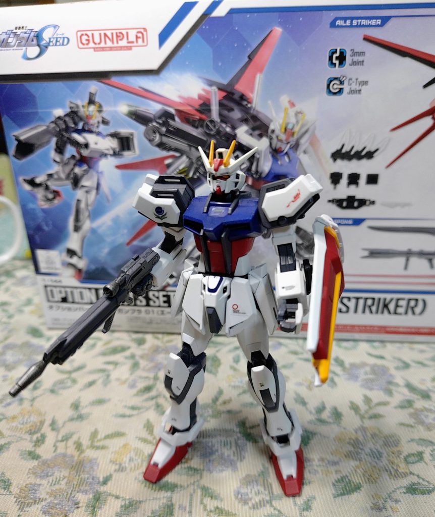 EGのストライクガンダム。安価ながらナイスなプロポーション、ニッパー要らずの組みやすさなど、優良キットの評判通り、実に楽しめるキットです。再販時に追従発売されたストライカーパックと組み合わせれば、劇中のバリエーションも楽しめるし、全て揃えれば、パーフェクトストライクも再現可能と、幕の内弁当的楽しみが広がります。キットは筆塗り全塗装。