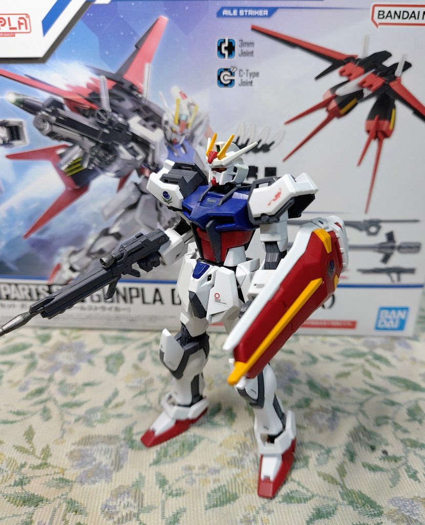 放送時にはコレクションシリーズで、ストライカーパックを展開。初期モデルこそトホホな出来でしたが、シリーズ進む程、改良されデスティニーシリーズでは、ブラストインパルス、ソードインパルス製作の為か、コレクションが品薄になる現象も起きました。何より低学年でもさくさく作れるのがウリで、BANDAIさんはもう一度小さい購買者の事を考慮した商品展開をお願いしたいですね。