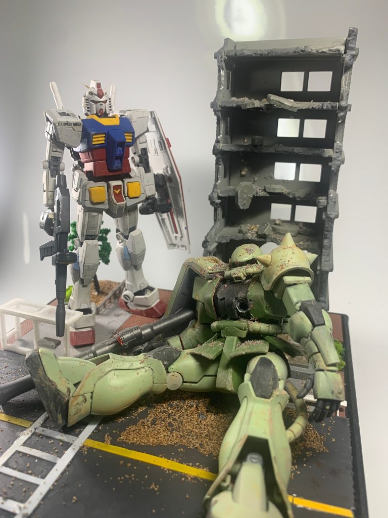 ガンダムよりもザクに悲哀を感じ感情移入してしまうのは私の性ですね。(zaku-kao4)