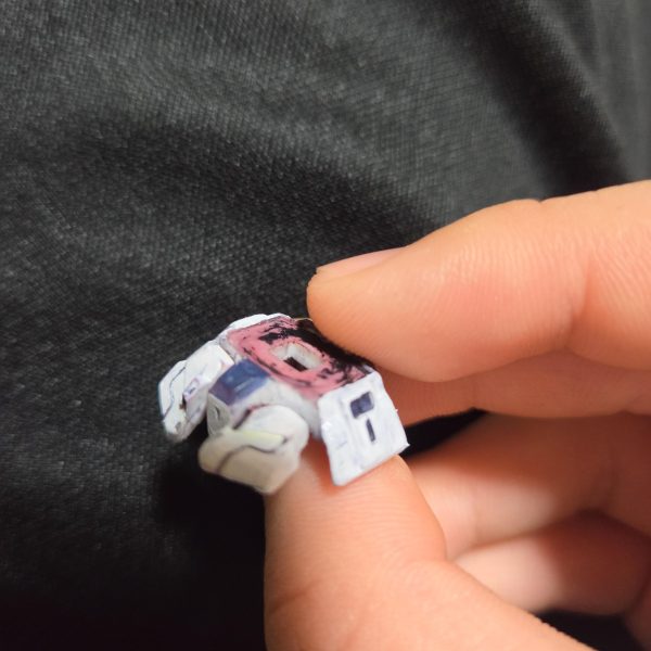 モビルスーツアンサンブルのガンダムmk−Ⅱをベースに色々弄くり、小鳥遊ホシノ専用ガンダムmk−Ⅱを制作中。関節を20弾以降の新関節に移植し、首部分を他のアンサンブルの関節パーツを使って延長。肩関節パーツをそれぞれ2つずつ、 計4つ、そして他のアンサンブルの腕パーツを使い二の腕の可動化。その肩関節の中心の棒に1mmの穴を開け、30弾のシャアザクの肩パーツ×2にも穴を開け、真鍮線をぶち込み、接続。腰周りもパテを使い延長。 コクピットハッチがゼクノヴァで消えたので Zプラスのコクピットハッチを接着。スカートアーマーは真鍮線をぶち込み可動化。 脚部は太腿部分を延長。ガンダムマーカー直塗りの為塗装が汚ったない。本当に汚い。どーしよ。完成次第upするので少し待ってくれるとありがたいです。(2枚目)