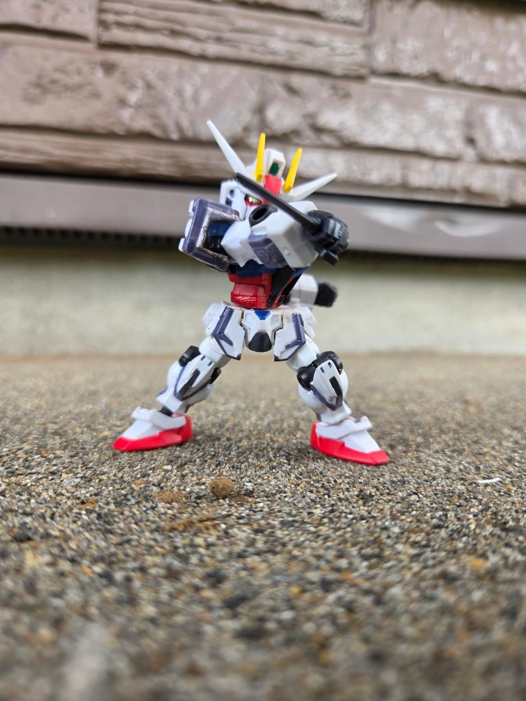 アーマーシュナイダーを構えて！二の腕が動くようになったので、ガシガシ動かせるようになりました〜！やったぜ！個人的には「ストライクと言えばコレ！」というイメージがありますね〜ちなみに、これを撮った後すぐにアブが飛んで来たので室内に避難しました。
