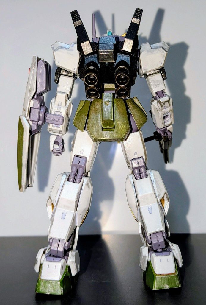 背面。カラーレシピは胴体、足、スカート、シールド→グレーサフからNATOグリーンバーニア→黒サフから焼鉄色ライフル、バックパック→黒サフから黒鉄色あとはクロームシルバーでウェザリング、センサー類はシタデルで塗りました