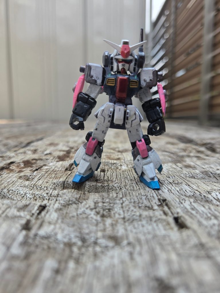 素立ち改修箇所に関してはこちらをご覧くださいhttps://gumpla.jp/story/25520639塗装はホシノのイメージカラーのピンクとメタブルーを差し色に、ガンダムらしいホワイト、頭部はカメラアイをホシノの目の色に近づけるべくイエローゴールドとメタブルーで、目下はメタレッドで塗装しよりガンダムらしく、腕部はブラック、肩アーマーにガンメタを塗り、つや消しコートで仕上げました。ちなみに全部ガンダムマーカーで塗りました。ここから機体説明（※オリ設定入ります）型式番号　RX-178-HD　　　　　　　　　・正式名称　ガンダムmk-ⅡH.D.カスタム　　　装甲材質　チタン合金セラミック複合材＋　　ガンダリウム合金（脚部のみ）　　　　　　ジェネレーター出力　2,000kw　　　　　・総推力　105,900kg　　　　　　　　　　　武装　頭部バルカン・ポッド・システム　ホルス・ショットガン　ビームライフル　強化型ビームガン　ビームサーベル×2　腕部ブースター・ファンネル×2　ホルス・シールド　　T.E.R.R.O.R.systemこの機体はかつてアビドス生徒会長、梔子ユメが使用していたMSであり、現在は改修され、現アビドス廃校対策委員会委員長の小鳥遊ホシノ専用機として使用されている。バックパックに二つの大型ブースターが装着され、さらに脚部脹ら脛をフレームごとZプラスの物に交換し、機動性を高めている。武装面では基本的な武装に加え、ホシノの愛銃、「eye of horus」を参考に新造したホルス・ショットガン、エネルギーパックを大容量の物に改造した強化型ビームガン、ホシノの使用するシールドを参考にコンポジット・シールド・ブースターを防御面重視で改修したホルス・シールド、ブースターにもなるオールレンジ兵器、ブースター・ファンネルを装備し、走攻守ともに隙のない機体へと変貌している。ちなみに、機体名に付いているHDは“Horus of the Dawn”、暁のホルスから命名された。