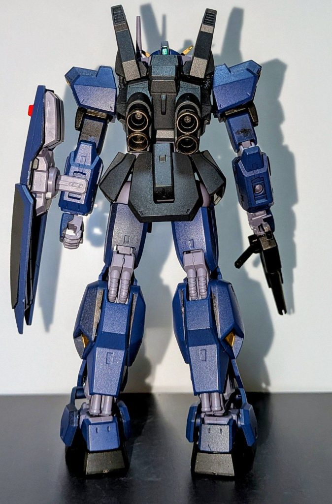 背面。カラーレシピ胴体、スカート、足→黒サフからティターンズカラー1手足、頭などの青色パーツ→黒サフからティターンズブルー2アンテナなどの黄色パーツ→黒サフからゴールド首襟の黄色パーツ→黒サフからティターンズブルー1赤色パーツ→赤サフからモンザレッドライフル→黒サフから黒鉄色バーニア→黒サフから焼鉄色センサーはシタデルで塗りました。&nbsp;
