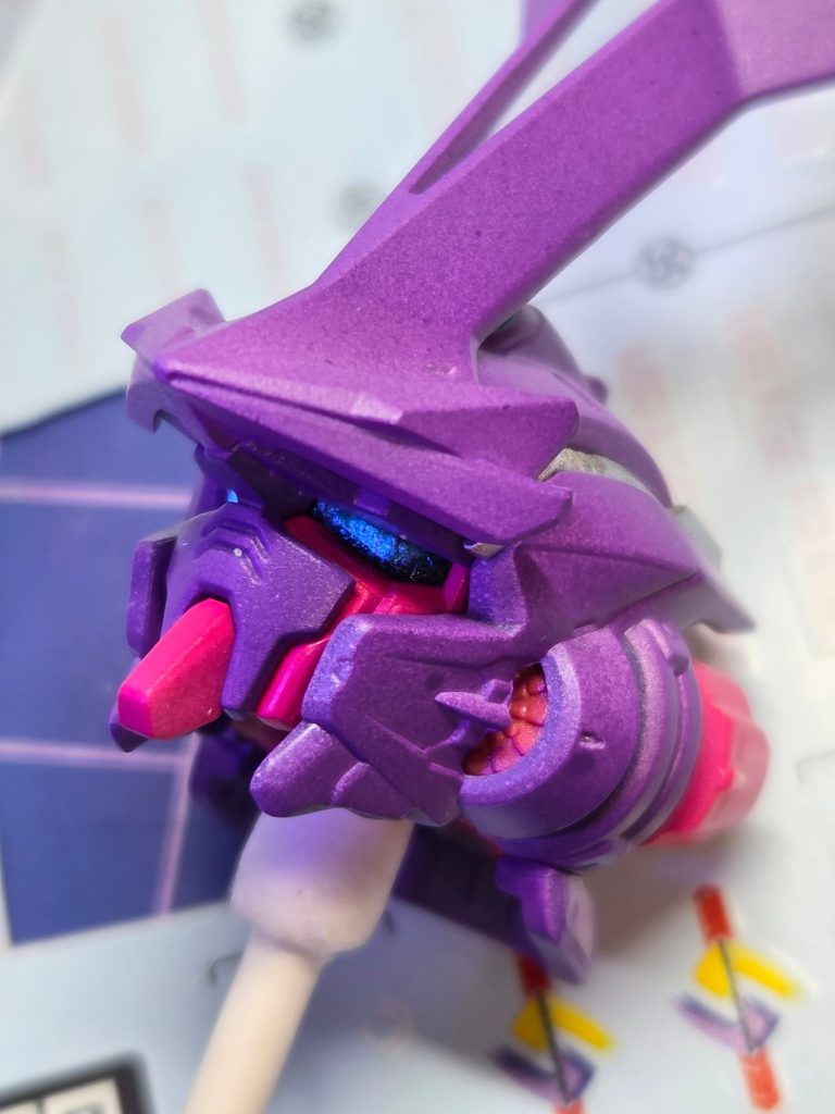 目も光ります　イケメン(^-^)次はブルーフレームをやろうかな？！