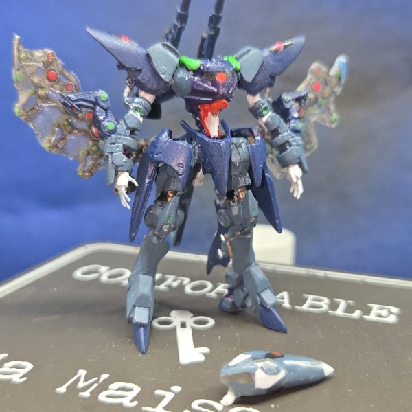久しぶりに作ってます。HG発売前に始めたはずが、追い越されてました…ずっとモチベ上がらずやっと再開しましたが、前より頭が大きく感じる…正解があるからよけい気になるかも。ミキシングコン締め切りに間に合えばいいけど……（2枚目）