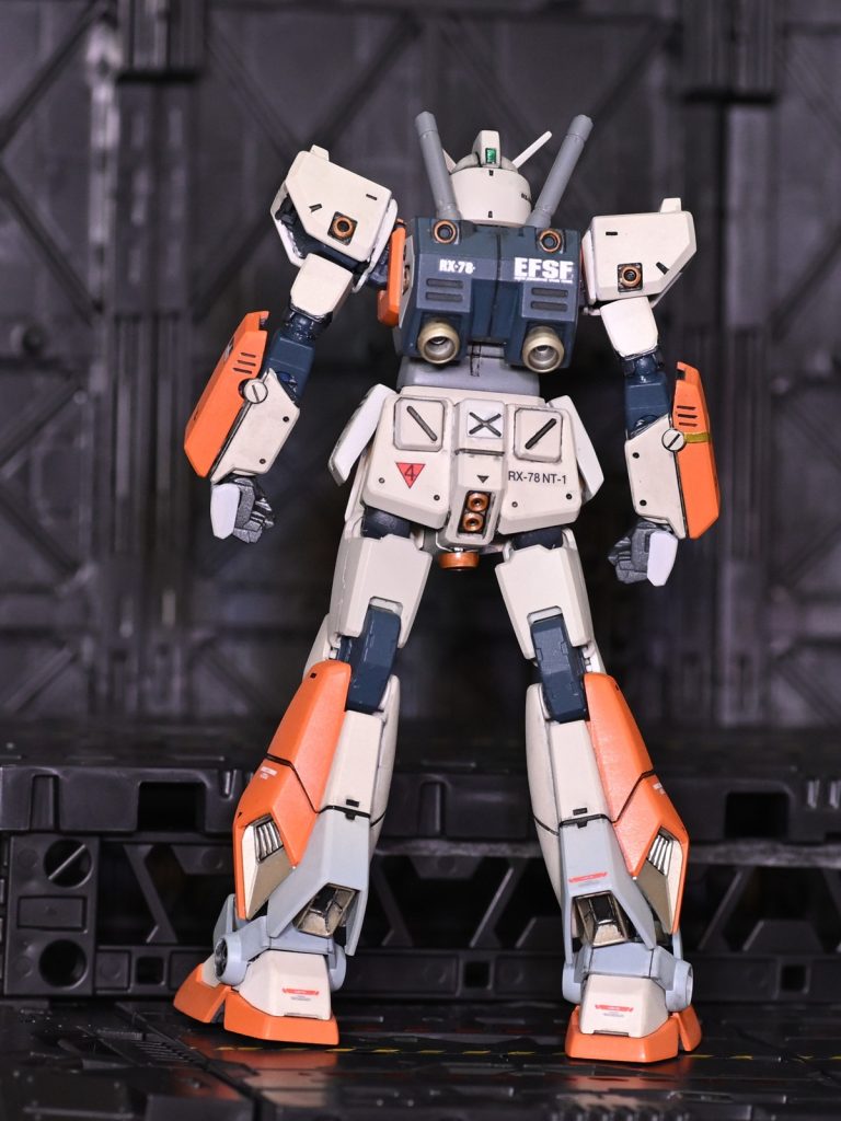 背中側。サイドアーマーは3mm延長してます。段差がうまく消せなかったので見せない方向で・・・腰のチョバム穴は急遽ふさいだので違和感ありますね。マグネット仕込んであるのでチョバム付くはず。色はあまり使ったことが無い色を使ってみようと色変えてみました。陸戦ジムに近い感じでしょうか。カラーレシピ　今回はタミヤスプレイオレンジ：TS-98　ピュアオレンジ(初めて使ったけど隠ぺい力高くて良かった。塗料が重いので熱くなりやすい。）白：AS-16ライトグレイ（塗りやすい。でも近所で在庫切れになって、最後の方は油性の筆塗でしのぎました。）ワンポイントなどAS-26ライトゴーストグレイ、TS-30シルバーリーフ、TS-100ブライトがんメタル、関節などAS-8ネービーブルー