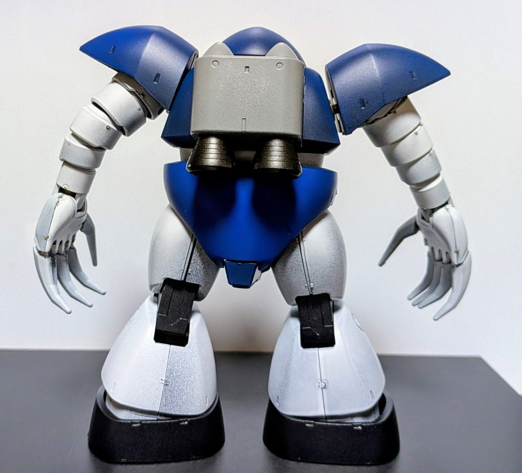 背面。カラーレシピはブルー部分→黒サフからMSブルーホワイト部分→黒サフからツヤ消しホワイト足→黒サフから連邦グレーバックパック→グレーサブからニュートラルグレーバーニア→黒サフから焼鉄色