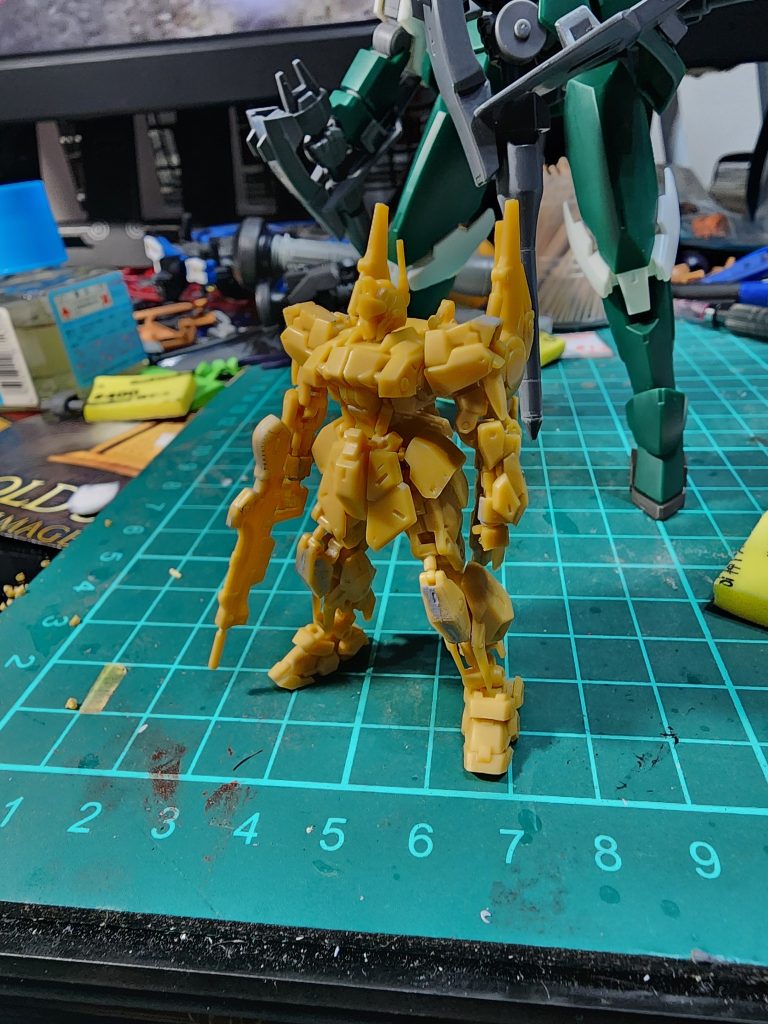 膝、肩、武器あたり隙間をパテで潰してます。