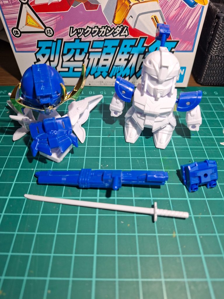 塗装前はこんな感じです。シールだけで作っていた小学生時代(zaku-kao4)あの時の憧れだった箱の写真に近付けてやろうと気合いが入ります(zaku-kao2)