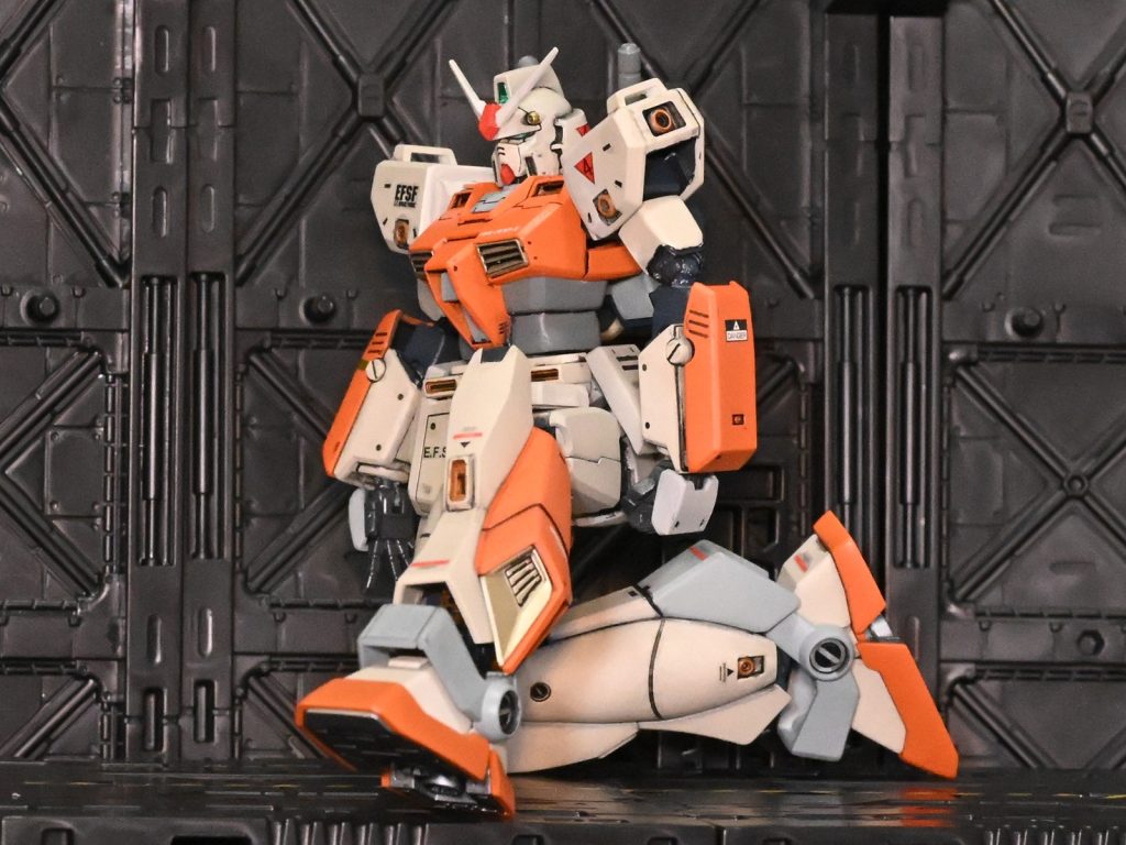 膝立ちは・・・仮組時はフロントアーマー無かったのでちゃんとできたのですが。フロントアーマーが邪魔して綺麗にできませんでした。後ろにおれる方(右足）は綺麗に曲がるんですが。