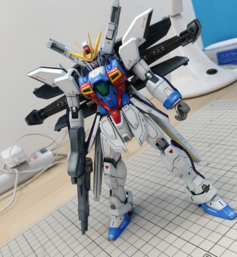 私自身、ガンダムXディバイダーと言えばハモニカ砲を前に構えたポージングが印象的でしたが、バックパックにシールドをジョイントした高速機動形態も迫力がありました。
