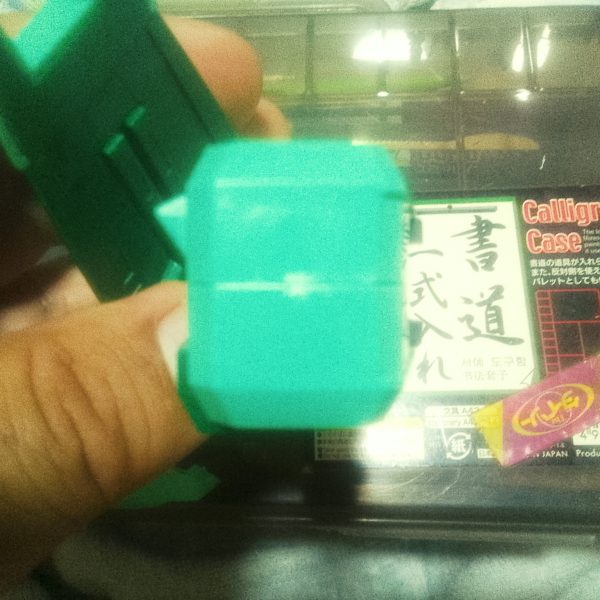 どうも！こんばんは〜っ！G太郎デス♫今回はミネシマのガラスヤスリでゲート処理を行って行きマス。①広範囲の表面処理も綺麗になりマスが均等に整えるのは時間を要しマス。②狭い範囲であれば？短時間で整えるのでコチラの施工は現実的デス。（4枚目）