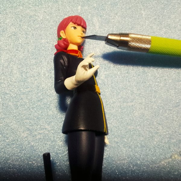 サラ・ザビアロフ嬢のフィギュアを安彦良和さん設定画風に寄せてミル💦①サラ・ザビアロフ嬢の公式設定画となりマス😁②定番施工？のデザインナイフのぶっ刺し加工！今回はOLFAでは無く小型のNT社での加工です。③唇の挿し色はマッキー極細レッドです。④眼の描き込みはサクラ　ＰＩＧＭＡ　0,03mmで描き込み。⑤肌の陰影はガンダムリアルタッチマーカーピンク１でヌリヌリ。⑥頭髪の陰影は百均でセット販売されている油性ペンのピンクで塗ってイマス。最近は店頭で見かけ無くなっているアイテムです😊（3枚目）