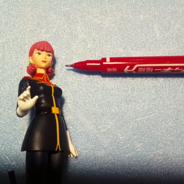 サラ・ザビアロフ嬢のフィギュアを安彦良和さん設定画風に寄せてミル💦①サラ・ザビアロフ嬢の公式設定画となりマス😁②定番施工？のデザインナイフのぶっ刺し加工！今回はOLFAでは無く小型のNT社での加工です。③唇の挿し色はマッキー極細レッドです。④眼の描き込みはサクラ　ＰＩＧＭＡ　0,03mmで描き込み。⑤肌の陰影はガンダムリアルタッチマーカーピンク１でヌリヌリ。⑥頭髪の陰影は百均でセット販売されている油性ペンのピンクで塗ってイマス。最近は店頭で見かけ無くなっているアイテムです😊（4枚目）