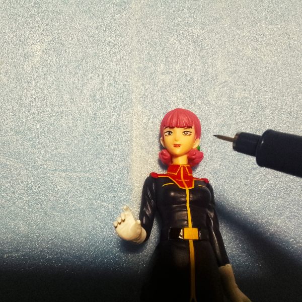 サラ・ザビアロフ嬢のフィギュアを安彦良和さん設定画風に寄せてミル💦①サラ・ザビアロフ嬢の公式設定画となりマス😁②定番施工？のデザインナイフのぶっ刺し加工！今回はOLFAでは無く小型のNT社での加工です。③唇の挿し色はマッキー極細レッドです。④眼の描き込みはサクラ　ＰＩＧＭＡ　0,03mmで描き込み。⑤肌の陰影はガンダムリアルタッチマーカーピンク１でヌリヌリ。⑥頭髪の陰影は百均でセット販売されている油性ペンのピンクで塗ってイマス。最近は店頭で見かけ無くなっているアイテムです😊（5枚目）