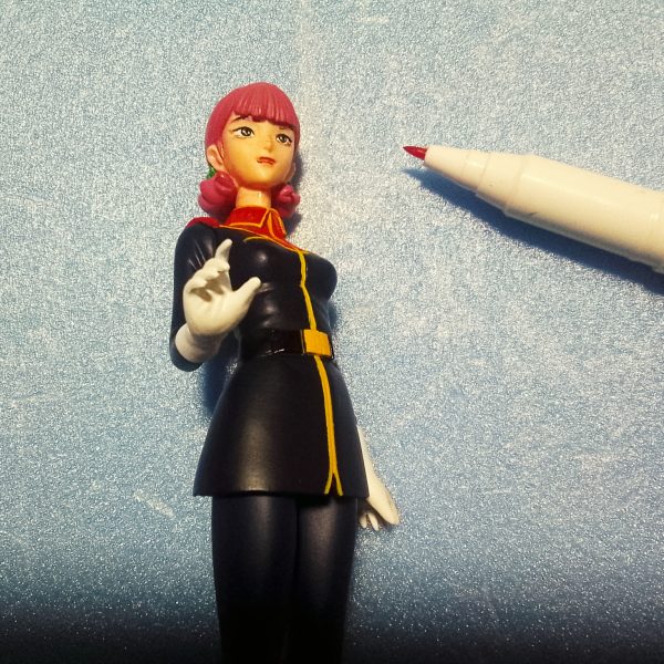 サラ・ザビアロフ嬢のフィギュアを安彦良和さん設定画風に寄せてミル💦①サラ・ザビアロフ嬢の公式設定画となりマス😁②定番施工？のデザインナイフのぶっ刺し加工！今回はOLFAでは無く小型のNT社での加工です。③唇の挿し色はマッキー極細レッドです。④眼の描き込みはサクラ　ＰＩＧＭＡ　0,03mmで描き込み。⑤肌の陰影はガンダムリアルタッチマーカーピンク１でヌリヌリ。⑥頭髪の陰影は百均でセット販売されている油性ペンのピンクで塗ってイマス。最近は店頭で見かけ無くなっているアイテムです😊（6枚目）